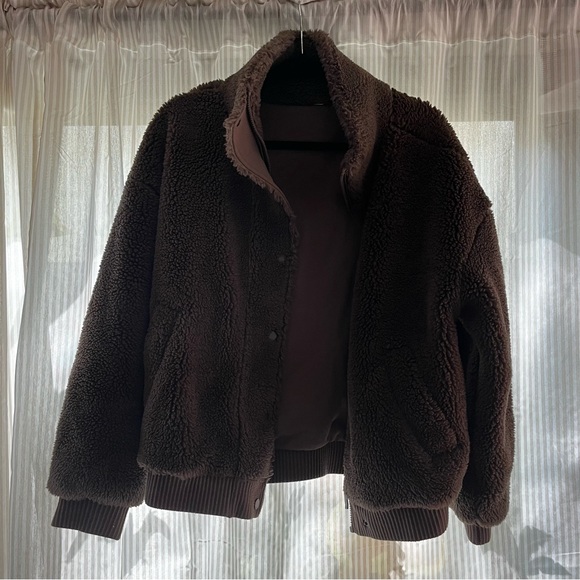 Alo Yoga Sherpa Jacket, Hot Cocoa - Picture 5 of 5